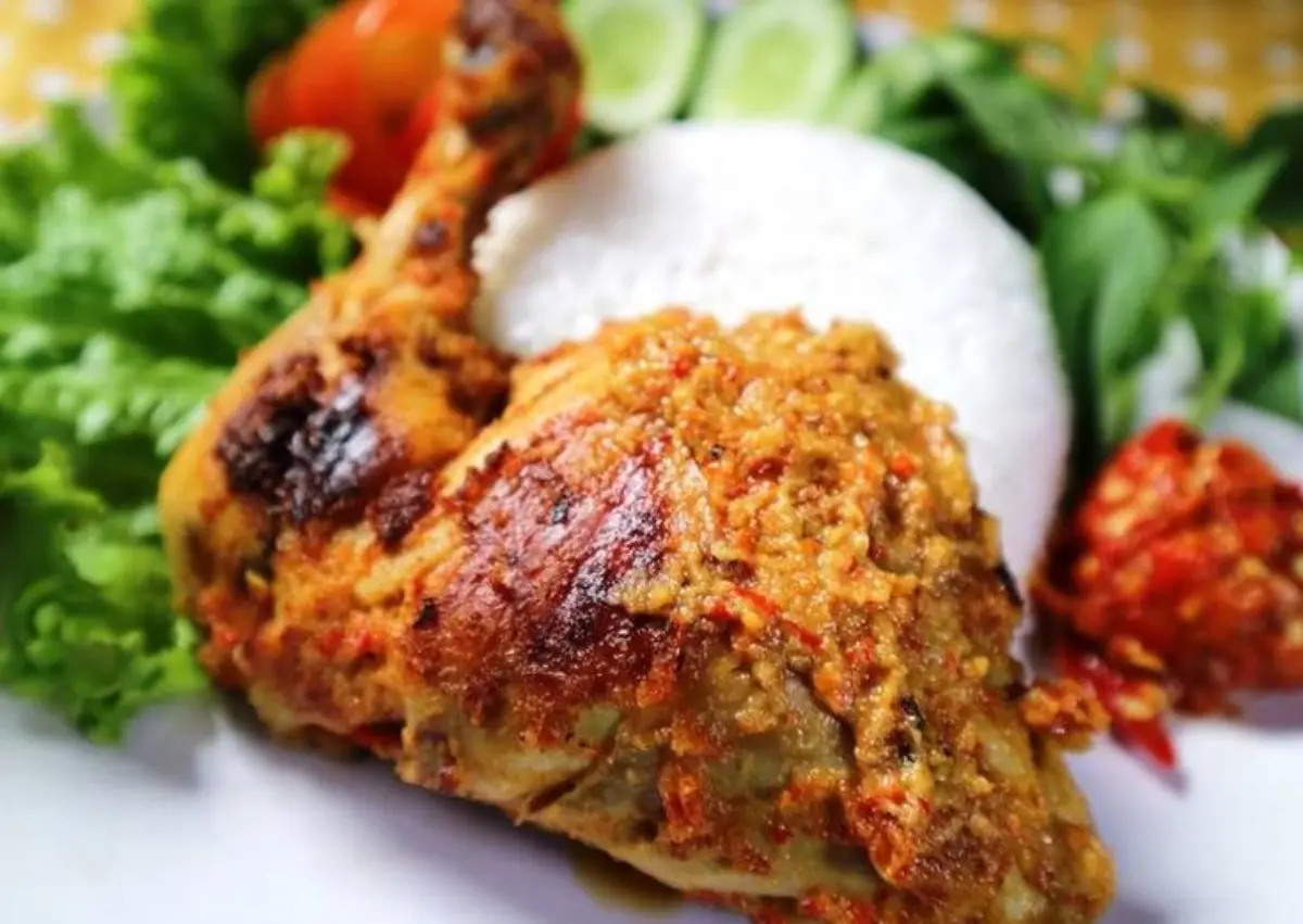 Rasa Ayam Bakar yang Menyatu dengan Suara Air Bendungan