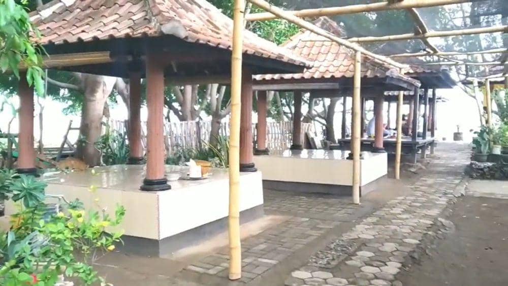 Taste the Ocean at Lesehan Ayam Bakar & Seafood Lombok Ijo 3